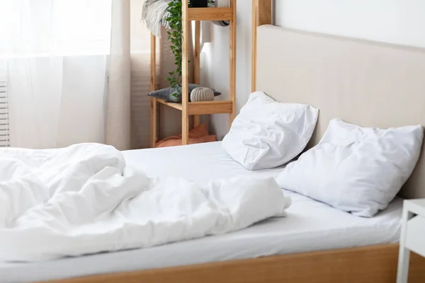 Пустая двуспальная кровать с двумя подушками и одеялом — стоковое фото