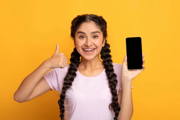 Indiase vrouw tonen blanco smartphone scherm en duimen omhoog gebaar — Stockfoto