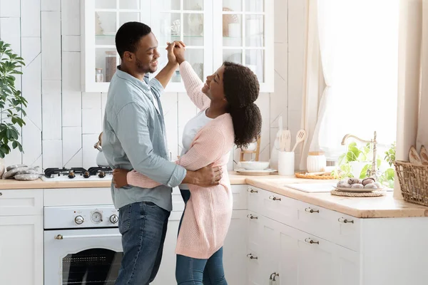 Romantique afro-américain couple danse dans cuisine intérieur — Photo
