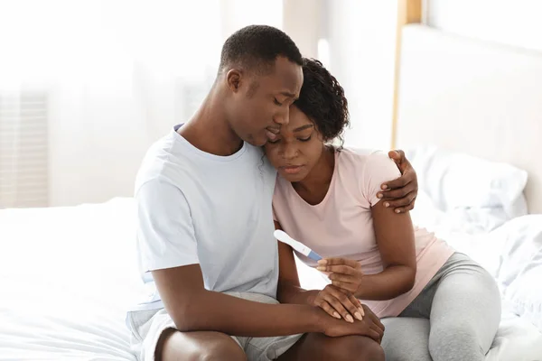 부정적 인 임신 테스트를 받고 있는 당황 한 흑인 커플 — 스톡 사진
