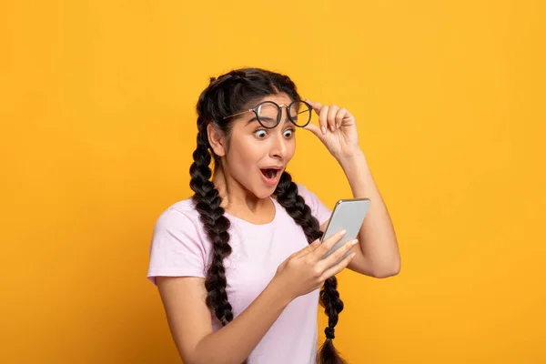 Spannende Indiase vrouw met behulp van mobiele telefoon, het vieren van online te winnen — Stockfoto