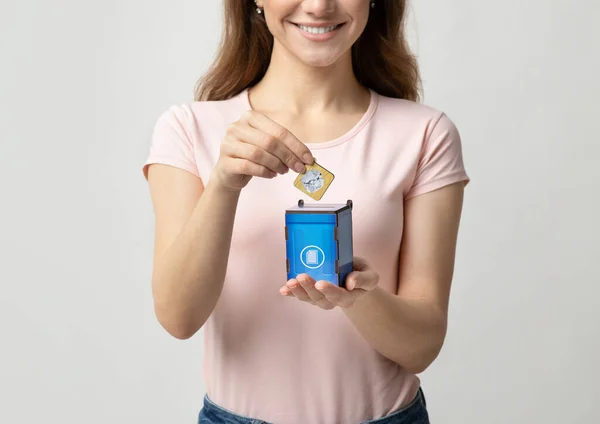 Mülltrennung. Frau wirft Karte mit Papiermüll in Spielzeugmüllcontainer — Stockfoto