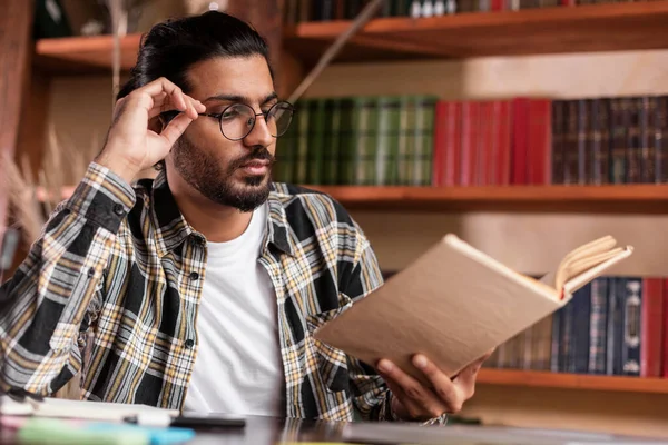 Hintli Erkek Öğrenci Kitap Okuyor Kütüphanede Oturarak Öğreniyor — Stok fotoğraf