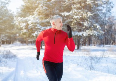 Güzel karlı ormanda maraton koşusu eğitimi almak için olgunlaşmış. Açık hava sporları konsepti