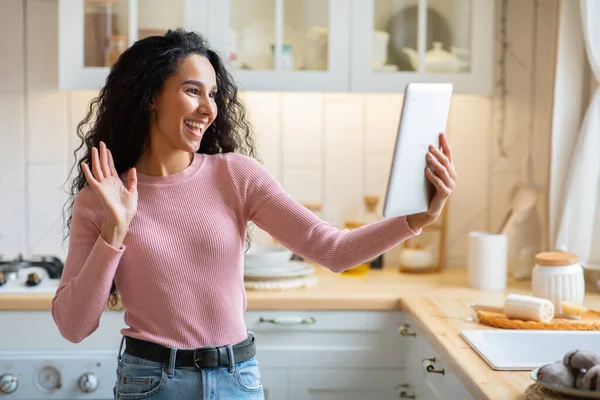 Alegre morena dama hacer videollamada con digital tableta en cocina —  Fotos de Stock