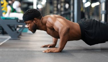 Spor salonunda kaslı Afrikalı Amerikan sporcusu eğitimi.