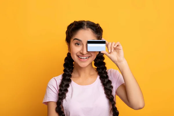 Indiase dame met plastic creditcard voor het oog — Stockfoto