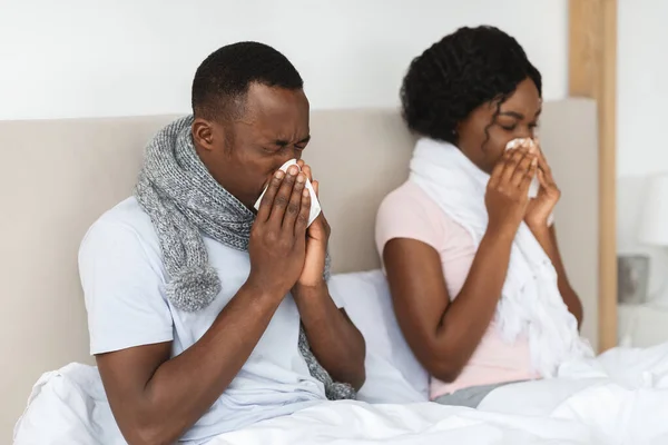 Enfermo afroamericano hombre y mujer tiene coronavirus o resfriado — Foto de Stock