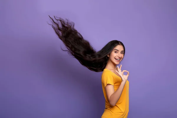 Mulher indiana posando com cabelos longos voando mostrando gesto ok — Fotografia de Stock