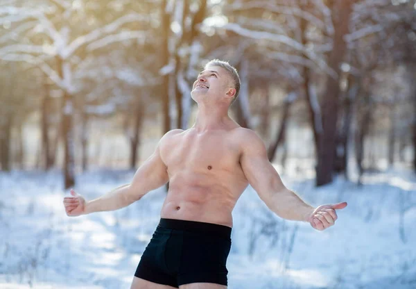 Starszy mężczyzna stojący w bieliźnie, z kciukami w górze, polecający zimny trening oporu w parku zimowym — Zdjęcie stockowe