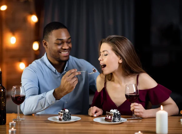 Romantyczna para mieszana Jadalnia w restauracji, Jedzenie deserów i picie wina — Zdjęcie stockowe