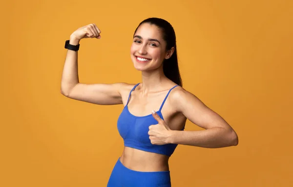 Mujer deportista feliz celebrando el éxito gesto en el estudio — Foto de Stock