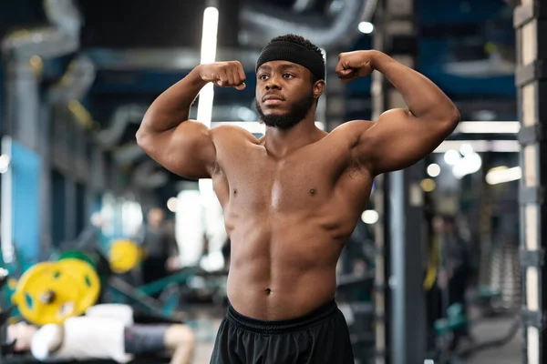 Athletisch afrikanisch-amerikanischer Mann posiert und zeigt Muskeln — Stockfoto