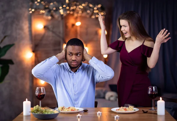 Молодая межрасовая пара спорит во время ужина в ресторане — стоковое фото
