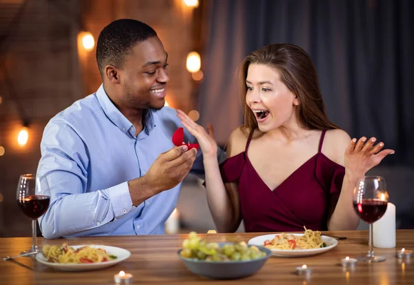 Voorstel Verrassing. Romantische jonge zwarte man aanzoek huwelijk met zijn mooie vriendin — Stockfoto