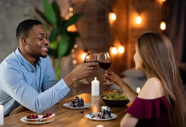 Jantar romântico em casa. Amante Interracial casal Jantar em elegante atmosfera doméstica — Fotografia de Stock