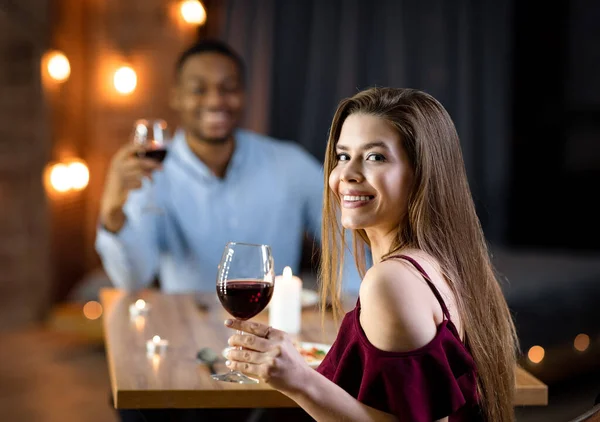 Fête de la Saint-Valentin. Couple Interracial En Amour Avoir Dîner Romantique Au Restaurant — Photo