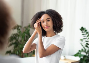 Evde güzellik hizmetleri, prosedürler ve yüz kıllarını aldırma.