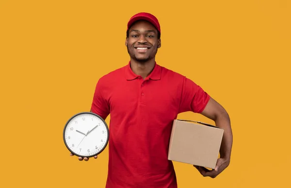 Smiling negro entrega hombre celebración caja y reloj — Foto de Stock