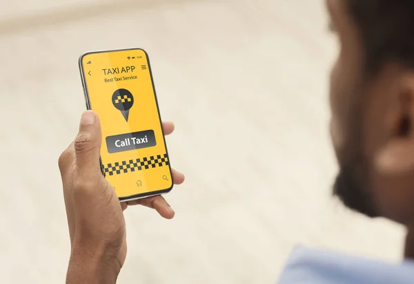 Online υπηρεσία ταξί εφαρμογή. Closeup του μαύρου άντρα κράτηση αυτοκινήτου μέσω κινητού τηλεφώνου app, περιμένοντας τη μεταφορά ταξί στο σπίτι — Φωτογραφία Αρχείου