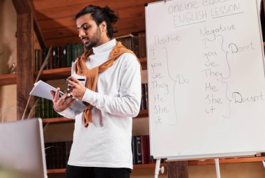 Hintli Öğretmen İçerde Uzak Çevrimiçi Sınıfı Var