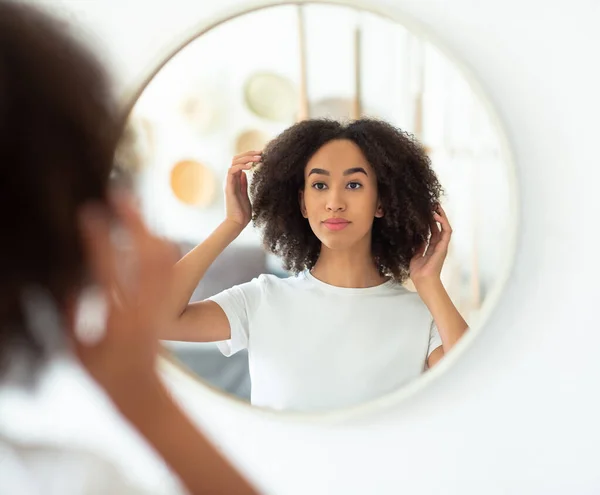 Ordenado, procedimiento de belleza, peinado y maquillaje diario moderno en casa — Foto de Stock