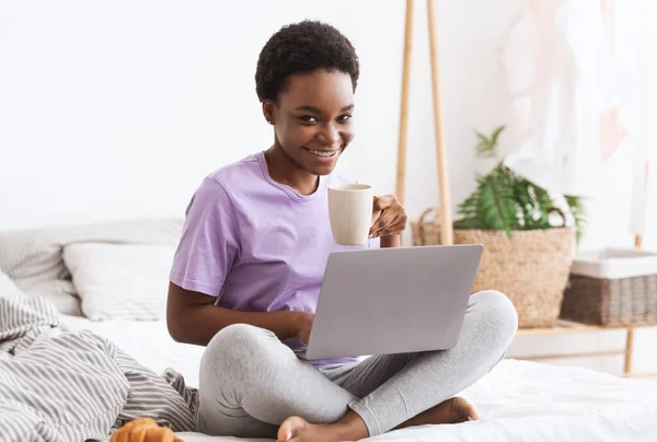 Lavoro a distanza a casa, blog, colazione a letto con i social media — Foto Stock