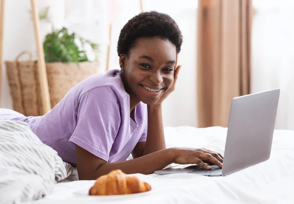 Beautiful freelancer lady working at home or modern blogger — Stock Photo, Image