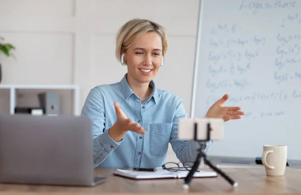 Enseñanza a distancia y tutoría en línea. Profesor de confianza dando clases de matemáticas en línea, explicando logaritmos en el teléfono inteligente —  Fotos de Stock