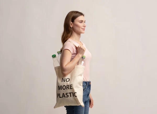 Eco Aktivis Perempuan Berjalan Dengan Tas Tote Dengan Tidak Lebih Plastik Inskripsi — Stok Foto