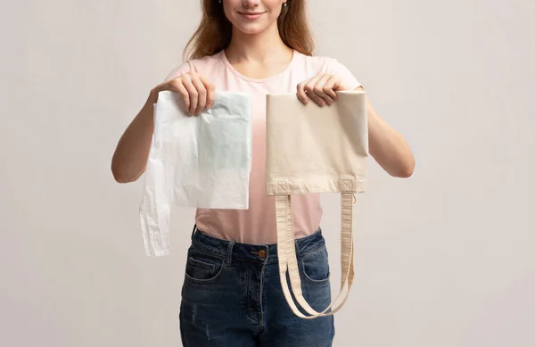 Zero Waste Shopping. Perempuan Memegang Tas Reusable Eco Dan Plastik Polyethylene Bag — Stok Foto