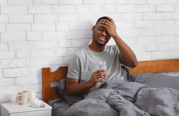 Άρρωστος μαύρος άνθρωπος που έχει πυρετό κατά τη διάρκεια της γρίπης ασθένεια στο υπνοδωμάτιο — Φωτογραφία Αρχείου