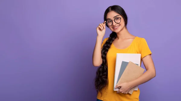 Χαρούμενη Ινδή μαθήτρια που φοράει γυαλιά με σημειωματάρια. — Φωτογραφία Αρχείου