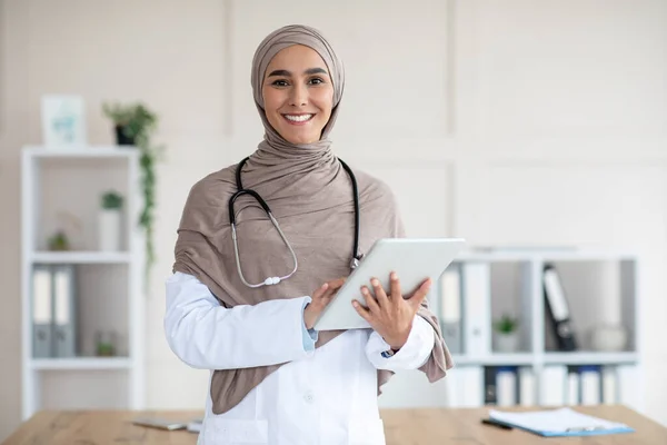 Щаслива жінка-лікар в хіджабі з цифровим планшетом — стокове фото