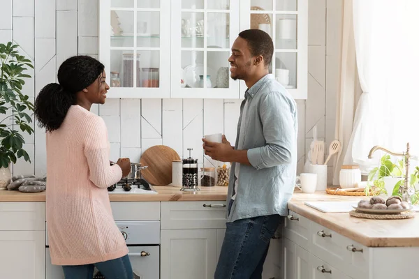 Gai noir homme et femme avoir amusant tout en cuisinant nourriture dans cuisine — Photo