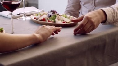 Erkek ve kadın el ele tutuşuyor, sevilen ve mutlu hisseden Kafe 'de romantik bir randevu, yakın çekim, yavaş çekim