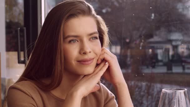 Közelkép portré fiatal boldog hölgy nézi a barátja, élvezi a kellemes dátumot a kávézóban — Stock videók