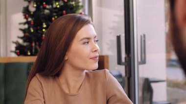 Genç, neşeli bir kadının portresi. Erkek arkadaşıyla buluşuyor. Kafede buluşuyor.