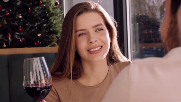 Romantisches Date. Junge glückliche Frau flirtet mit ihrem Freund, trinkt Rotwein, verbringt Date im gemütlichen Café — Stockvideo