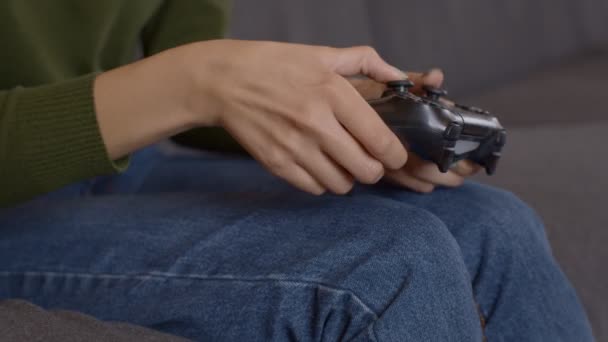 Pasatiempo moderno, Primer plano de mujer joven emocional jugando videojuegos con joystick en casa, cámara lenta — Vídeo de stock