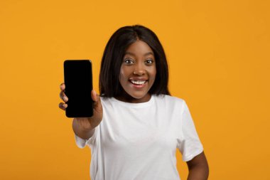 Akıllı telefon, boş ekran, neşeli siyah kadın eli.