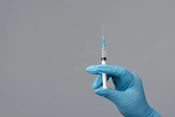 의사는 푸른 라텍스 장갑을 끼고 Syringe With Injection Dose, Closeup — 스톡 사진