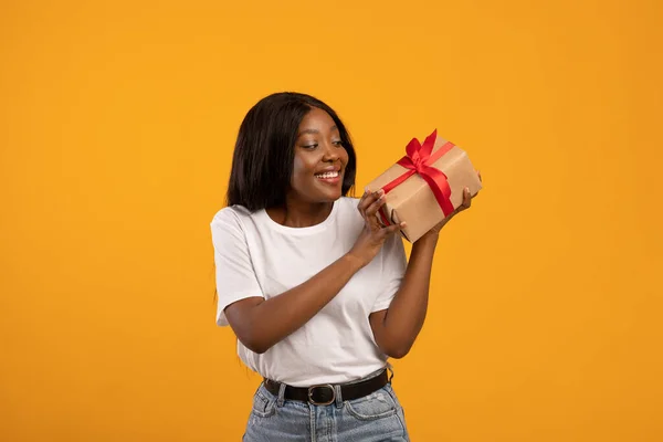 Heureuse femme afro-américaine tenant boîte cadeau — Photo