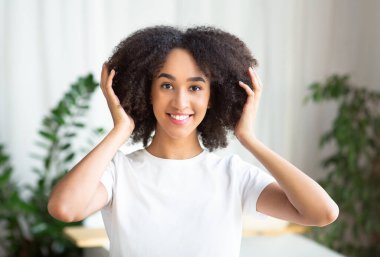 Mükemmel saç stili, güzel iplikler, havalı görünüş ve yeni tarz.