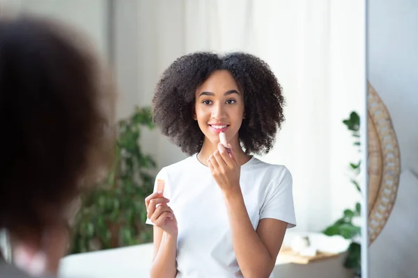 Rutina de belleza femenina, hidratación y pelado de labios — Foto de Stock