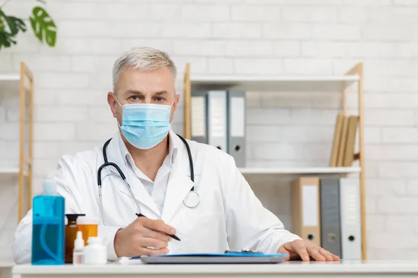 Consulta con médico durante cuarentena covid-19, nueva distancia normal y social — Foto de Stock