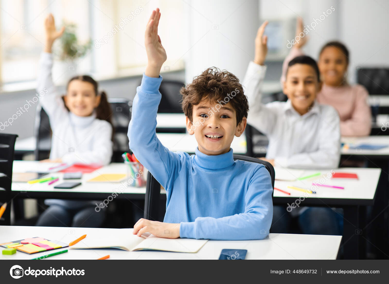 Colegiala levanta la mano en clase. Adolescentes estudiantes sentados en el  aula. La atención se centra en primer plano. foto – Imagen de Educación en  Unsplash, image size:1600x1167