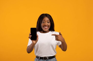 Pozitif siyah kadın boş ekran ile akıllı telefon gösteriyor