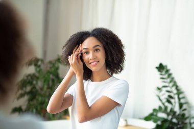 Güzellik günü, ev hapsi sırasında yapayalnız.