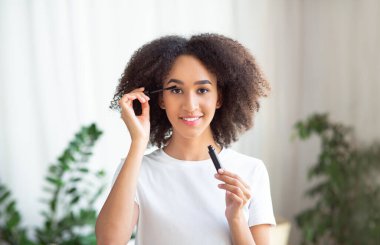 Modern banyo iç kısmında sabahları evde rutin makyaj yapılıyor.